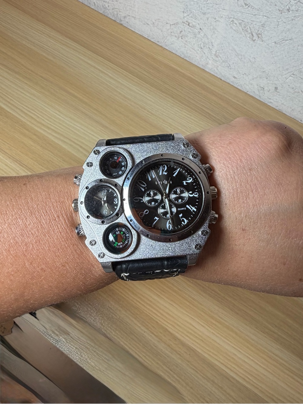 Oulm Steam Punk Black Multifunction Men's Watch with Silver Casement - Picture 2 of 7